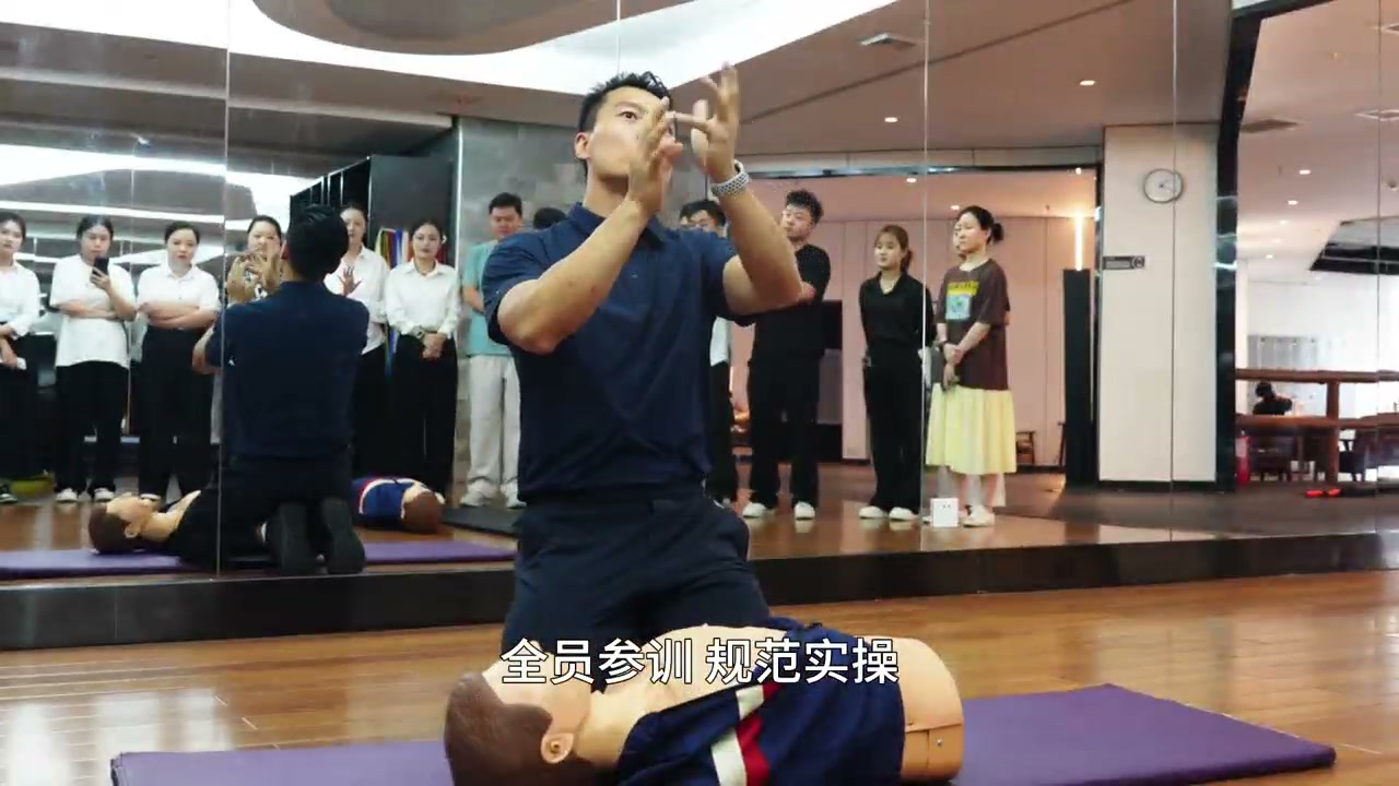 应急救援培训讲师进行操作示范,参训人员现场学习